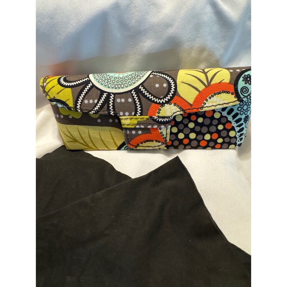 Vera Bradley Floral Eyeglass Case Hard Shell Magnetic Closure‎ w/Cleaning Cloth